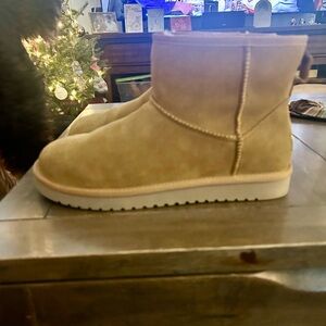 ••NWOT Koolaburra By UGG Womens Short Chestnut Suede Sheepskin Size 8
Fur Boots